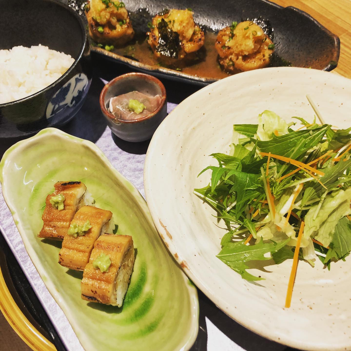 ［おはしどころ菜でしこ］﻿
〜本日のまかないシリーズ⑥〜﻿
﻿
﻿
れんこんのハンバーグ﻿
﻿
サラダ﻿
﻿
穴子寿司﻿
﻿
ほうれん草と生ハムのお浸し﻿
﻿
ご飯﻿
﻿
﻿
﻿
埼玉で1番まかないが美味しい﻿
店を目指しています﻿
﻿
﻿
﻿
#おはしどころ菜でしこ﻿
#本庄駅南口ロータリー内﻿
#月曜日定休﻿
#17:00オープン　﻿
#なでしこ﻿
#本庄女子会﻿
#本庄宴会﻿
#本庄1人飲み﻿
#和風ハンバーグ﻿